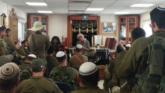 החיילים בבית הכנסת בבארי