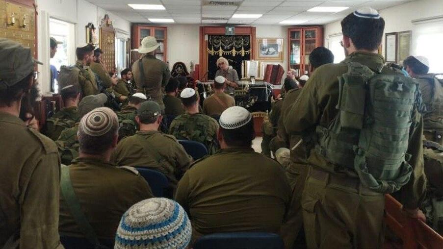 החיילים בבית הכנסת בבארי