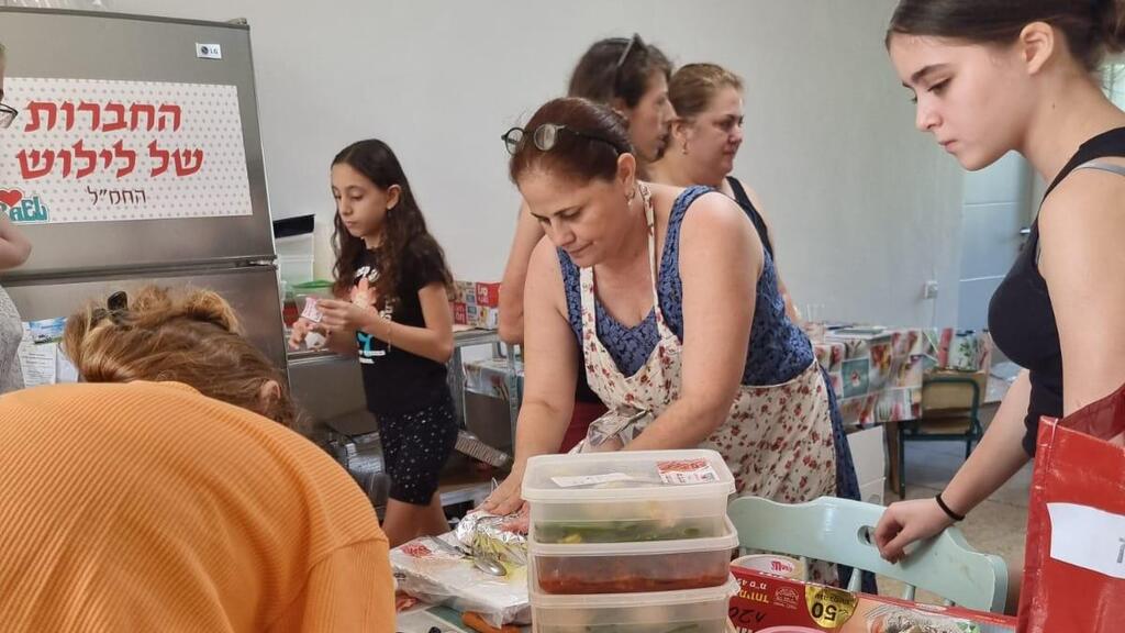 המתנדבות של לילך צבר מבשלות לחיילים. "הטעם מזכיר להם את אמא" מדינה בהתנדבות
