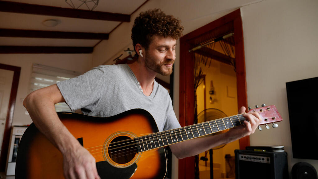 אדיר לייבו. "לקחתי כלי נגינה שבורים לגמרי והפכתי אותם לכלים שיחזיקו 20 שנה" (ירון שרון) אדיר לייבו, בן 31, מוזיקאי ומשפץ עשרות גיטרות בימי המלחמה