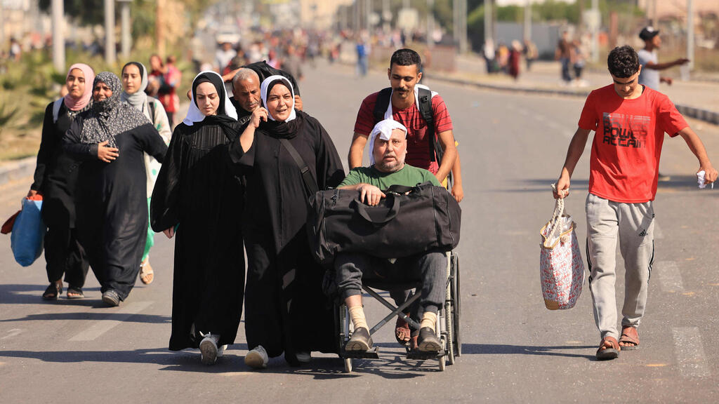 פלסטינים עוזבים את העיר עזה בצפון הרצועה דרומה 