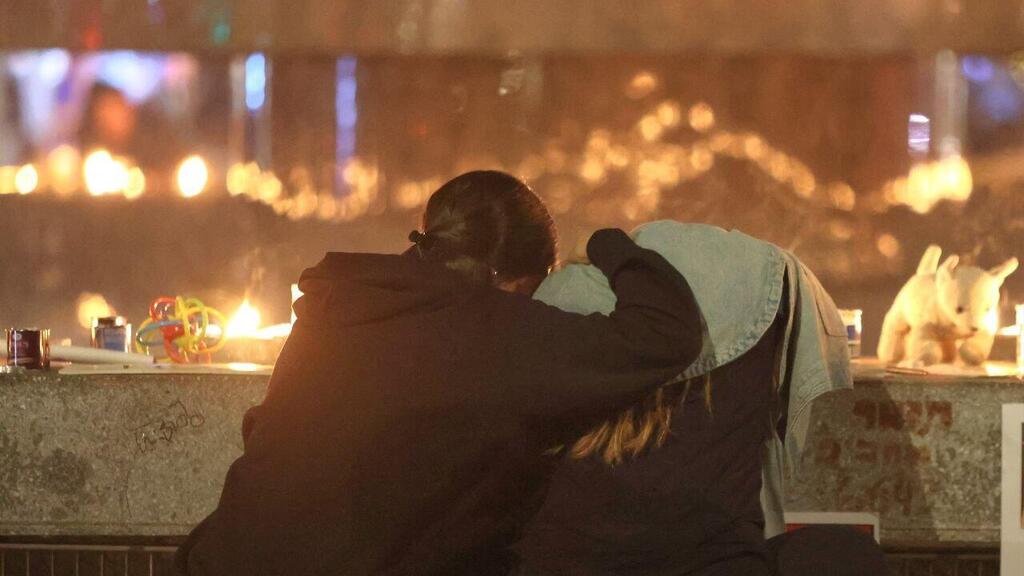 הדלקת נרות לזכר הנרצחים והנופלים בכיכר דיזנגוף, תל אביב