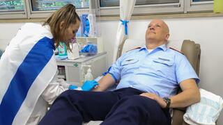 מפקד חיל האוויר הגרמני תרם דם בשיבא