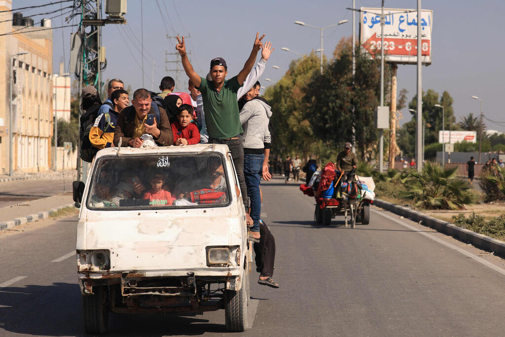 פלסטינים עוזבים את העיר עזה בצפון הרצועה דרומה 