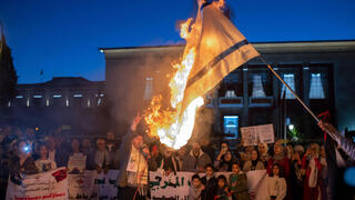 מפגינים ברבאט שורפים את דגל ישראל