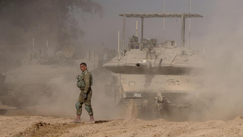כוחות לוחמים לוחם של צה"ל בפעילות בצפון רצועת עזה במסגרת סיור שנערך לתקשורת הזרה