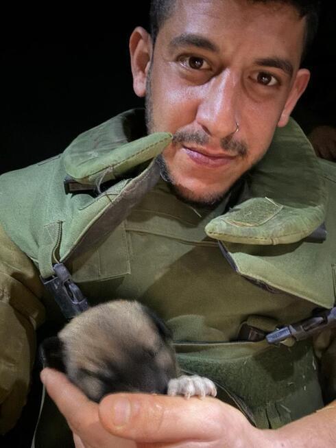 Саар Беркович и спасенный им щенок (Фото: личный архив) Саар Беркович и спасенный им щенок