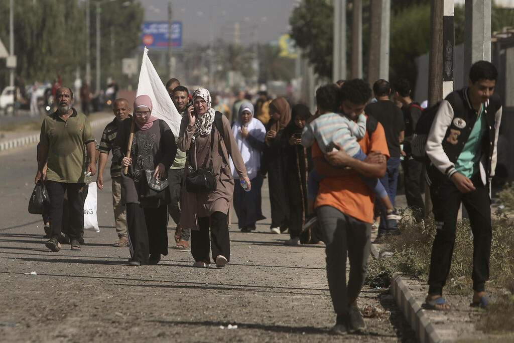 פלסטינים עוזבים את העיר עזה מצפון הרצועה דרומה 