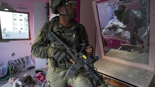 כוחות לוחמים לוחם של צה"ל בפעילות בצפון רצועת עזה במסגרת סיור שנערך לתקשורת הזרה