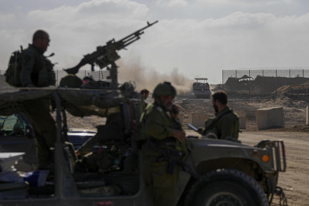 כוחות לוחמים לוחם של צה"ל בפעילות בצפון רצועת עזה במסגרת סיור שנערך לתקשורת הזרה