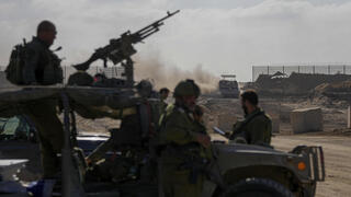 כוחות לוחמים לוחם של צה"ל בפעילות בצפון רצועת עזה במסגרת סיור שנערך לתקשורת הזרה