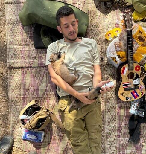 Фотография, облетевшая весь мир: Саар и щенки (Фото: личный архив) Саар Беркович и щенки Оз и Беэри