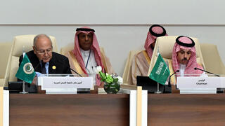 אחמד אבו אל רייט מזכיר הליגה הערבית עם פייסל בן פרחאן אאל סעוד שר החוץ של סעודיה ב ריאד
