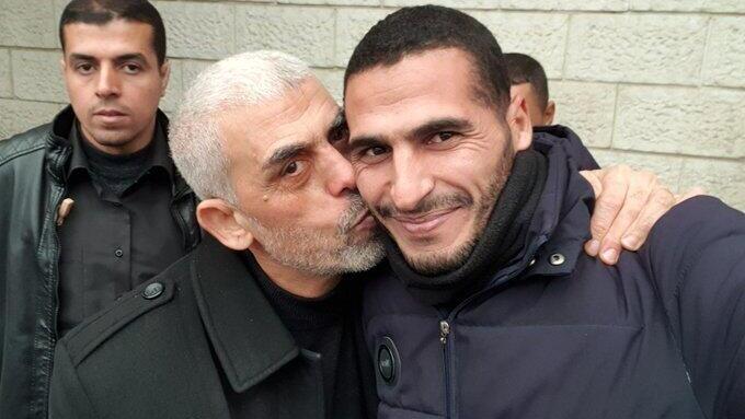 מנהיג חמאס בעזה יחיא סינוואר לצד הצלם חסן אסלאיה שעבד עבור CNN