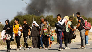פלסטינים עוזרים את צפון הרצועה דרומה