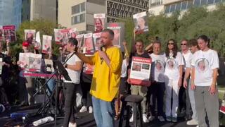 עומר אדם באירוע תמיכה במשפחות החטופים והנעדרים