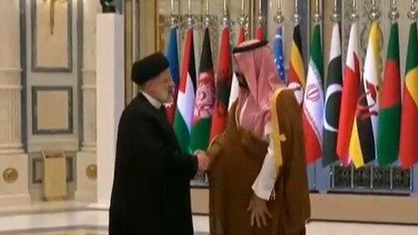 בן סלמאן יורש העצר הסעודי לוחץ יד לראיסי נשיא איראן בפסגה הערבית-אסלאמית
