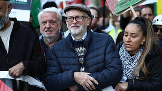 בריטניה לונדון הפגנה פרו פלסטינית נגד ישראל חרבות ברזל ג'רמי קורבין