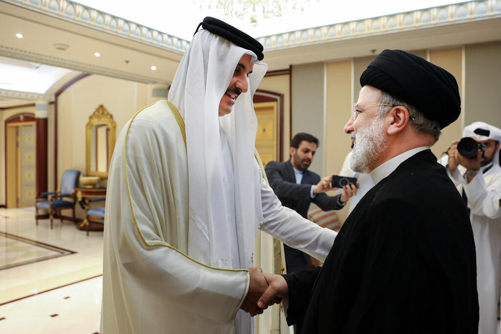 נשיא איראן אברהים ראיסי נפגש עם אמיר קטאר השייח' תמים בן חאמד אל-ת'אני  בפסגה הערבית-אסלאמית בסעודיה