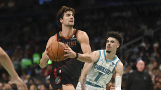 שחקן וושינגטון וויזארדס דני אבדיה מול שחקן שארלוט הורנטס לאמלו בול