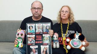 סבא וסבתא מחכים - ניצה וגלעד קורנגולד הסבים של יהל ונווה שנחטפו לרצועת עזה על ידי מחבלי חמאס