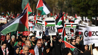 בריטניה יום הזיכרון לונדון מפגינים נגד ישראל בעד ה פלסטינים חרבות ברזל