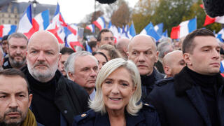 צרפת הפגנה נגד אנטישמיות פריז מרין לה פן