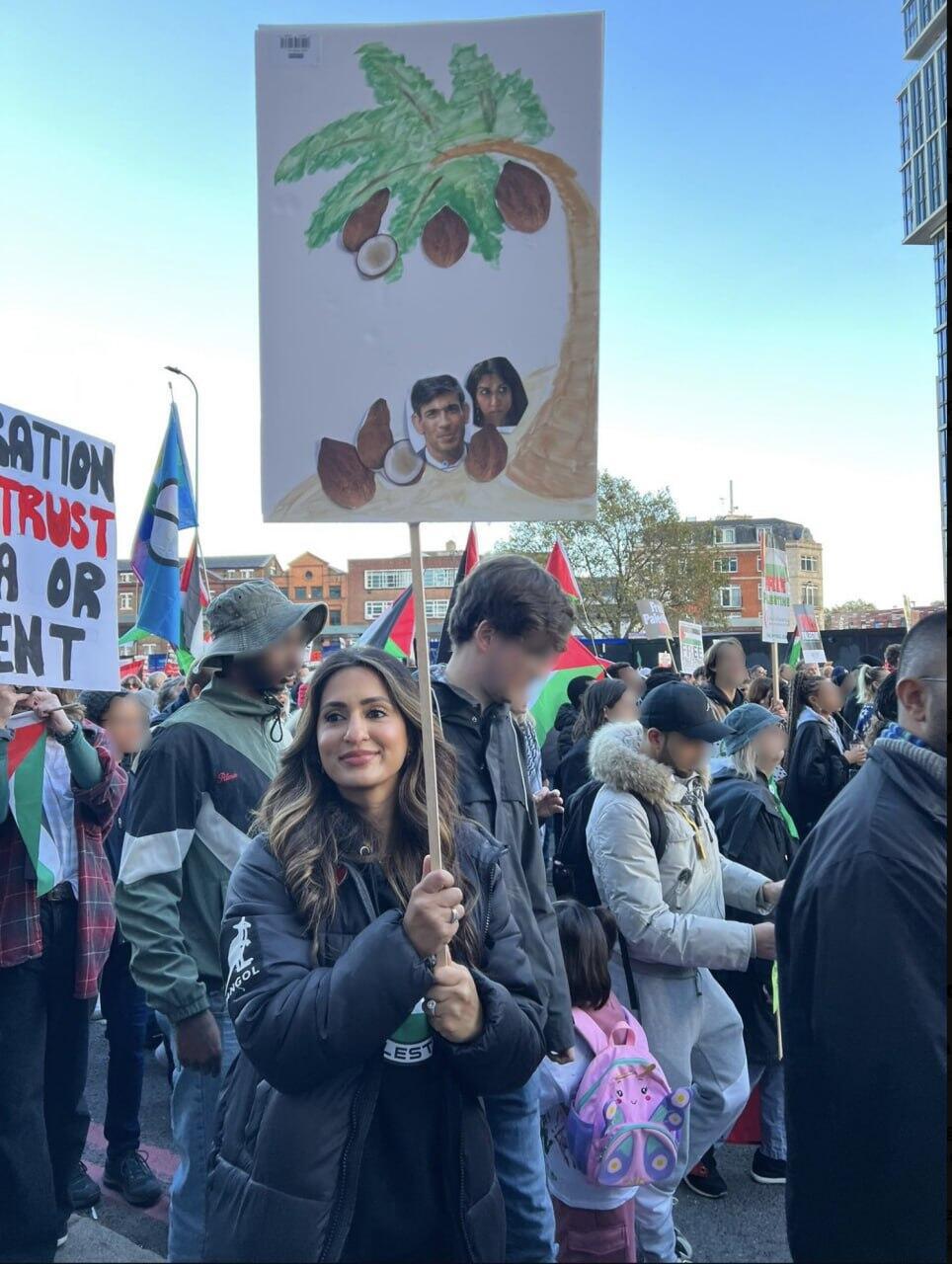 בריטניה הפגנה פרו פלסטינית שלט גזעני נגד רישי סונאק ו סואלה ברוורמן