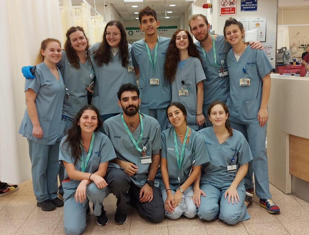 Студенты-медики, ставшие волонтерами в больнице "Сорока" (Фото: Галь Саар) סטודנטים לרפואה מתנדבים בבית החולים סורוקה במהלך מבצע חרבות ברזל