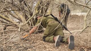 עם גלאי מתכות ועל הברכיים: כך מאתרים שרידים של נרצחי השבעה באוק'