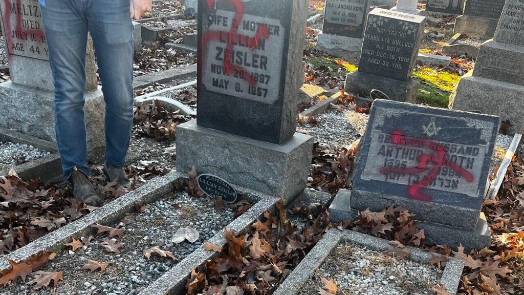 צלב קרס על מצבה בבית קברות יהודי בקליבלנד