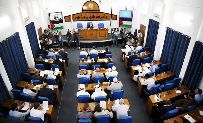 הפרלמנט של חמאס, לפני (צילום: מתוך ARAB NEWS) הפרלמנט שבו הצטלמו לוחמי גולני