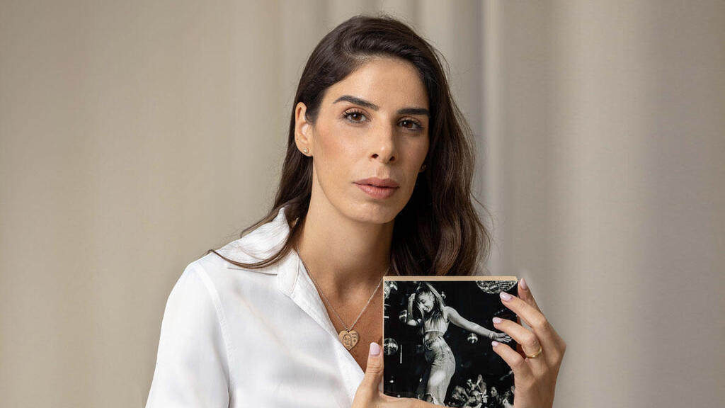 חן זנדר עונדת שרשרת שעליה מוטבעת דמותה של אחותה