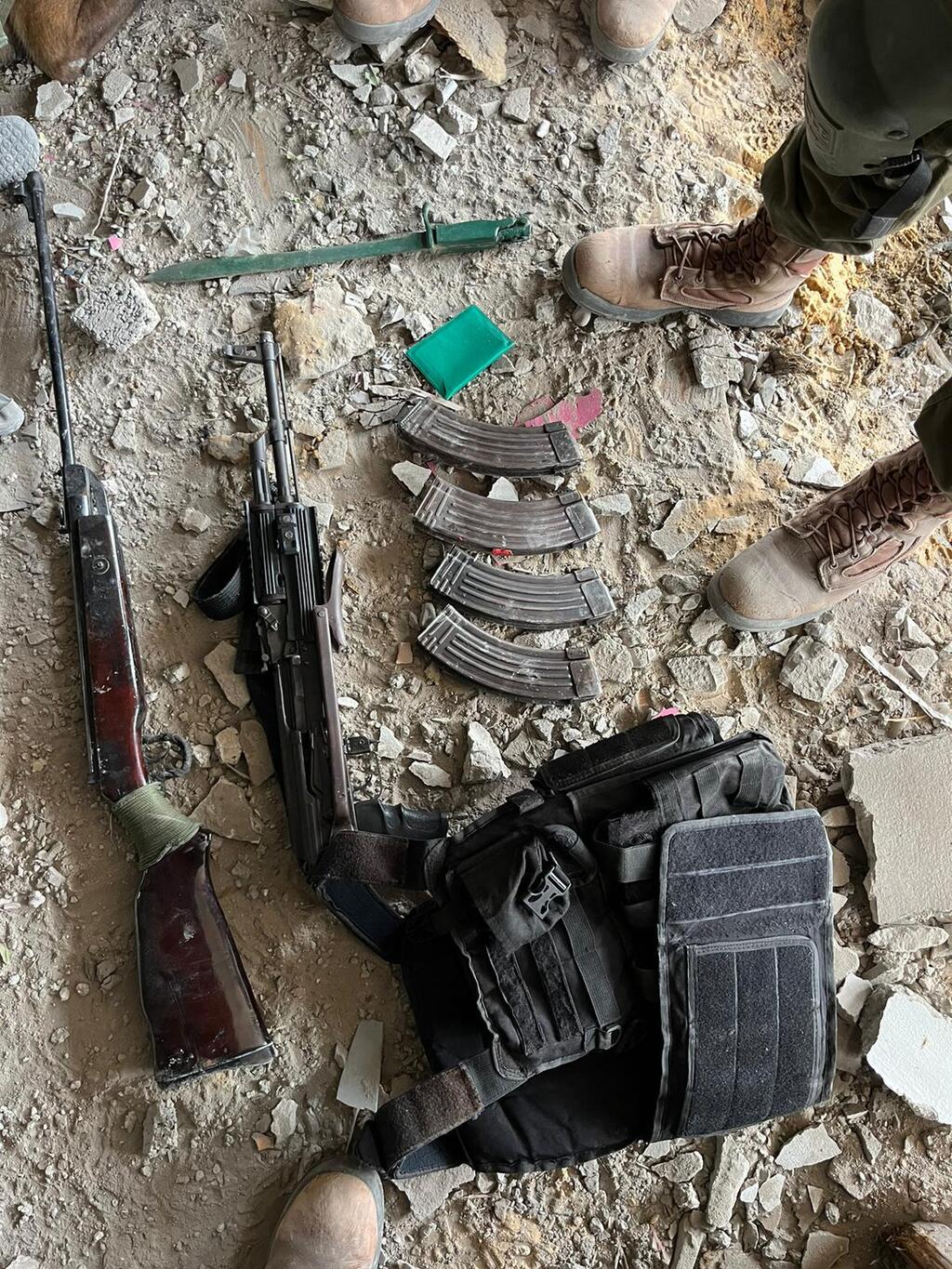 צילום: דובר צה"ל תיעוד מפשיטת חטיבת בית הספר לחי"ר על מפקדתו של המחבל איימן נופל שחוסל בתקיפות צה״ל ברצועה ומהשמדת פירי מנהרות בתוך מפעל