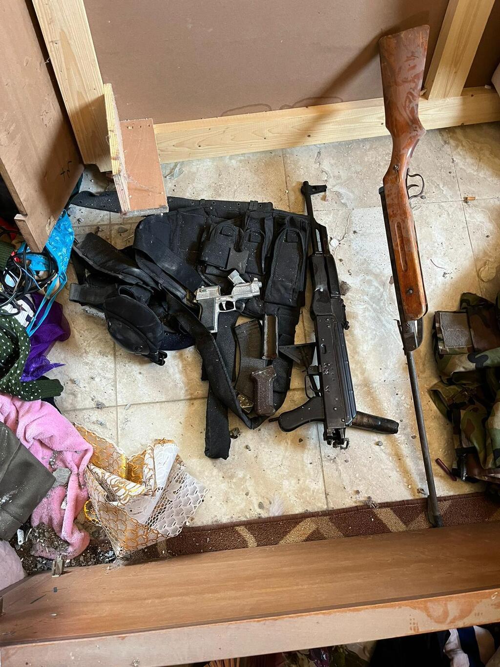 תיעוד מפשיטת חטיבת בית הספר לחי"ר על מפקדת איימן נופל (צילום: דובר צה"ל ) תיעוד מפשיטת חטיבת בית הספר לחי"ר על מפקדתו של המחבל איימן נופל שחוסל בתקיפות צה״ל ברצועה ומהשמדת פירי מנהרות בתוך מפעל