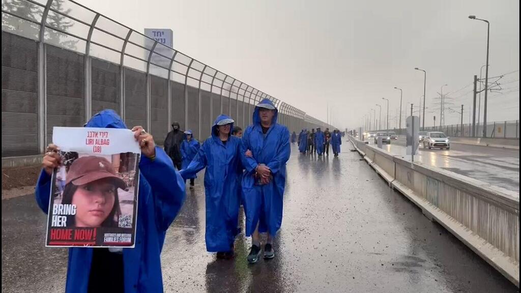 משפחות החטופים צועדות בגשם מתל אביב ללשכת רה"מ בירושלים