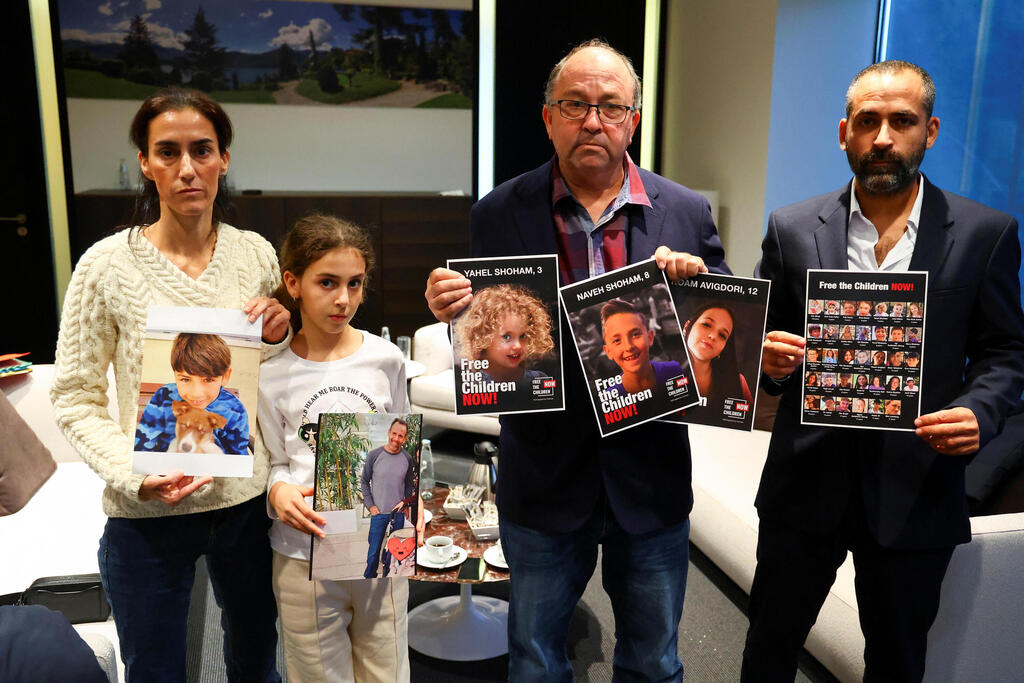 אביחי ברודוץ', שאשתו ושלושת ילדיו נחטפו, גלעד קורנגולד, שבנו, כלתו ושני נכדיו נחטפו ובת שבע יהלומי, שבעלה ובנה נחטפו על ידי הארגון האיסלאמיסטי הפלסטיני חמאס