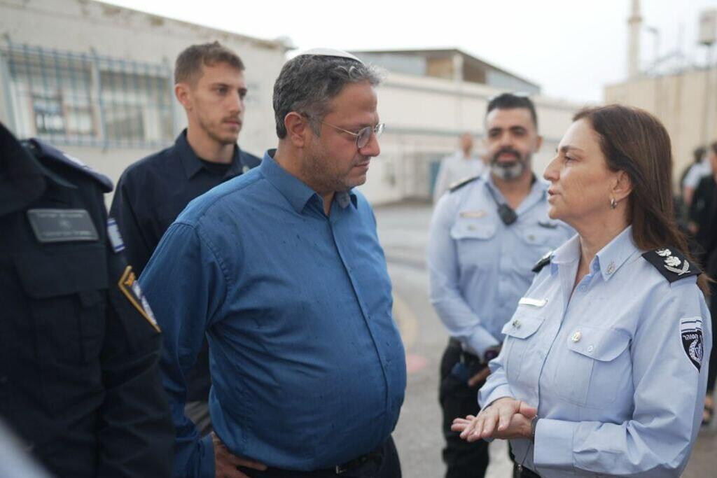 איתמר בן גביר ורטי פרי בביקור במתקן כליאה בו מוחזקים מחבלי חמאס מכוח נוח'בה