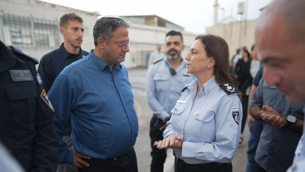 איתמר בן גביר ורטי פרי בביקור במתקן כליאה בו מוחזקים מחבלי חמאס מכוח נוח'בה