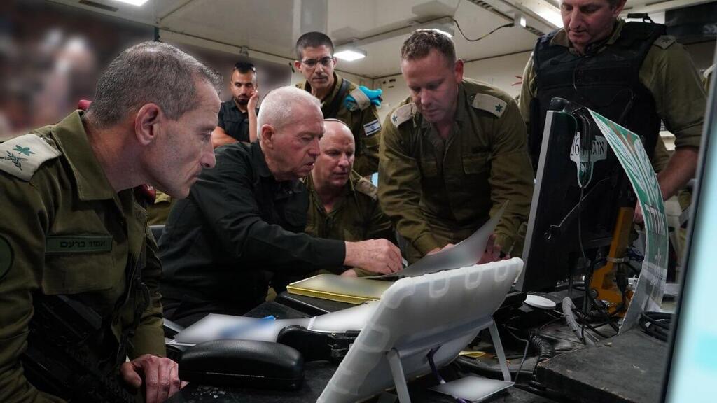 Gallant with IDF commanders in Gaza (Photo: Defense Ministry) יואב גלנט בהערכת מצב בעניין התקדמות הכוחות בשטח בדגש על הפעילות בבית החולים שיפאא'