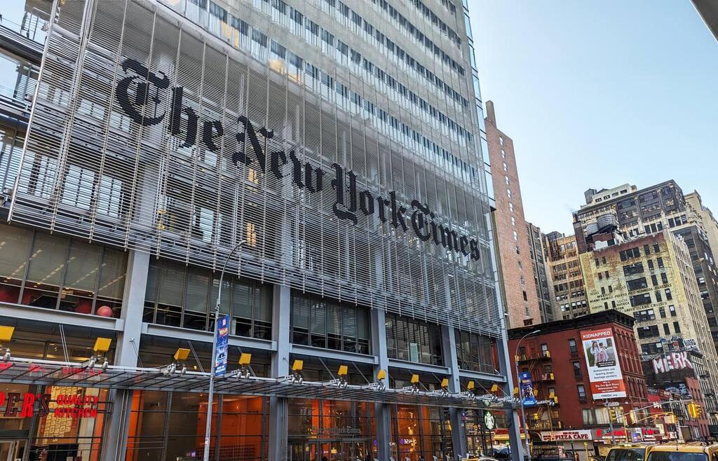 שלטי החוצות סביב בניין מערכת בניו יורק טיימס שפרסם ארגון CAMERA לגינוי אופן סיקור תלישת כרזות החטופים