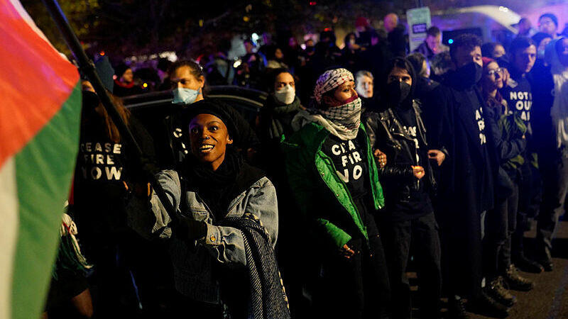 Six Capitol Police officers were injured in a demonstration outside a demonstration in Washington calling for a cease-fire in Gaza war (Photo: AP) הפגנה בקריאה להפסקת אש בעזה מול מטה הוועידה הדמוקרטית הלאומית בוושינגטון הבירה