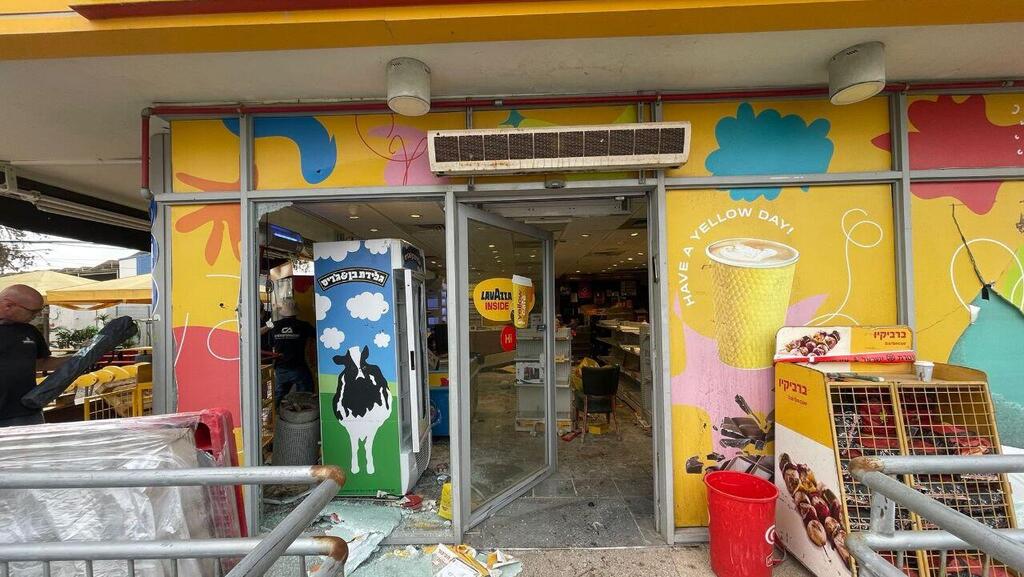 חנות היילו של מוירס אטיאס לאחר שנפרצה ונבזזה