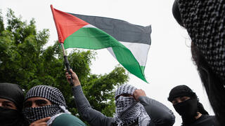 מפגינים פרו-פלסטינים בכאפיות בסידני