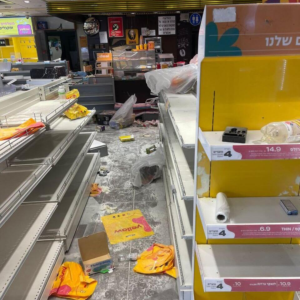 חנות היילו של מוירס אטיאס לאחר שנפרצה ונבזזה