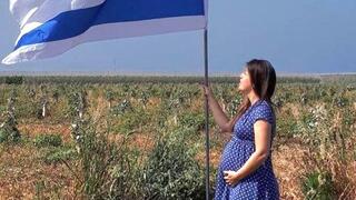 IMAHOT (אימהות) הוא מותג ישראלי כחול-לבן לבגדי היריון והנקה בסגנון שמשלב בין נוחות לסטייל. 