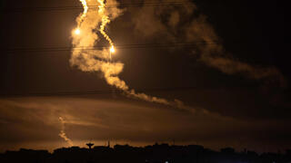 פצצות תאורה מעל עזה 