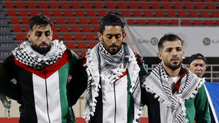 נבחרת פלסטין עטאא ג'אבר (שני מימין)