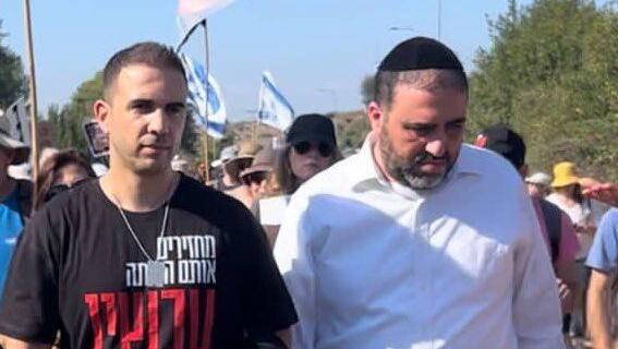 שר הפנים משה ארבל צועד עם משפחות החטופים