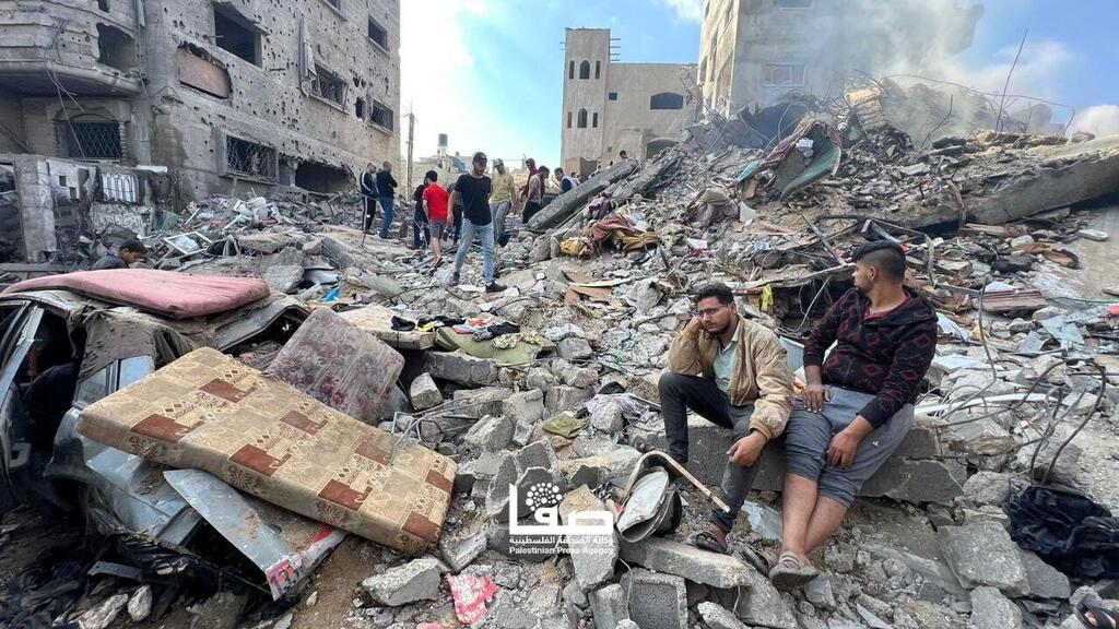 Газа תקיפות אוויריות בשכונת מגורים במחנה נוסייראת במרכז הרצועה